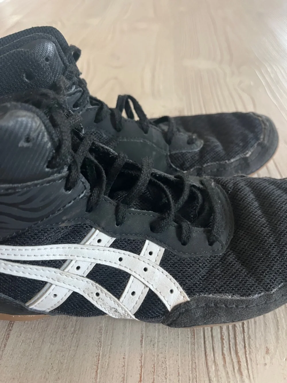 Asics Black and White High-Top Wrestling Shoes size youth 5.5 black 23 CM